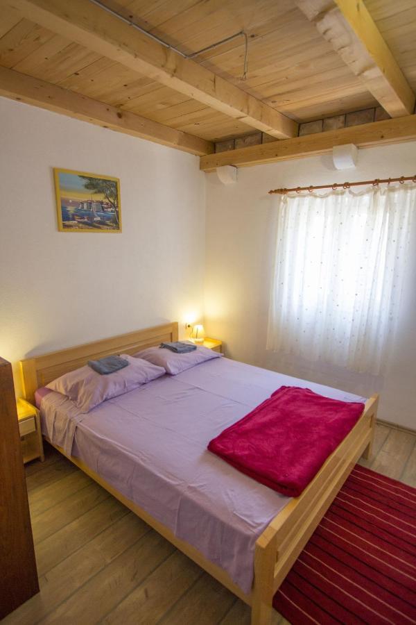 Apartment Seaside Secluded Apartments Cove Skozanje, Hvar - 5713 Gdinj