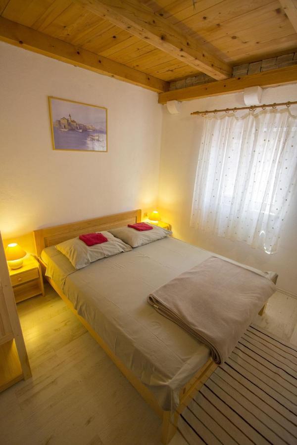 Seaside Secluded Apartments Cove Skozanje, Hvar - 5713 Apartment Gdinj